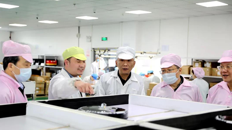 省人大常委會委員、省人大財(cái)政經(jīng)濟(jì)委員會主任委員張亦賢一行調(diào)研炬神電子